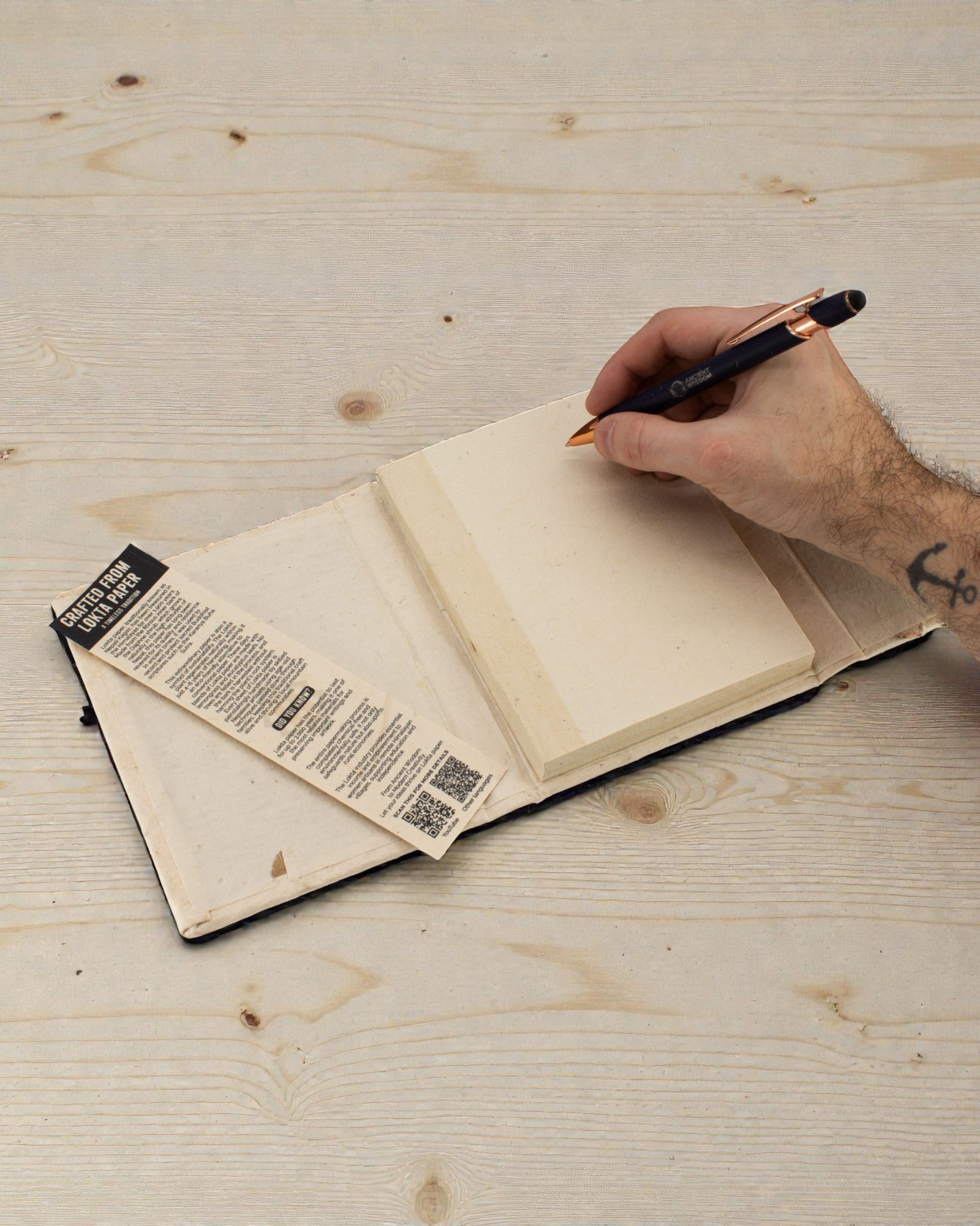 Mellanstor Lokta-anteckningsbok Botanisk känsla – Torkade blommor (45 blad, 15 x 12 cm)