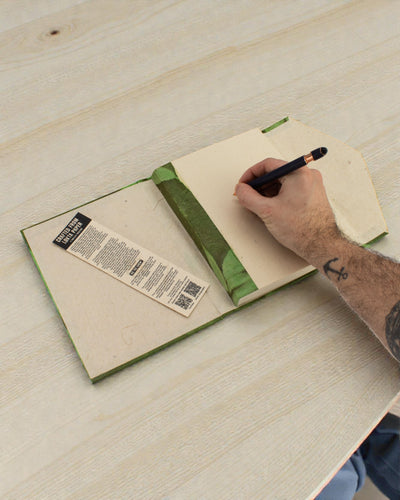 Stor anteckningsbok av Lokta, djärva blommor – skogsgrön (45 blad, 21 x 15 cm)