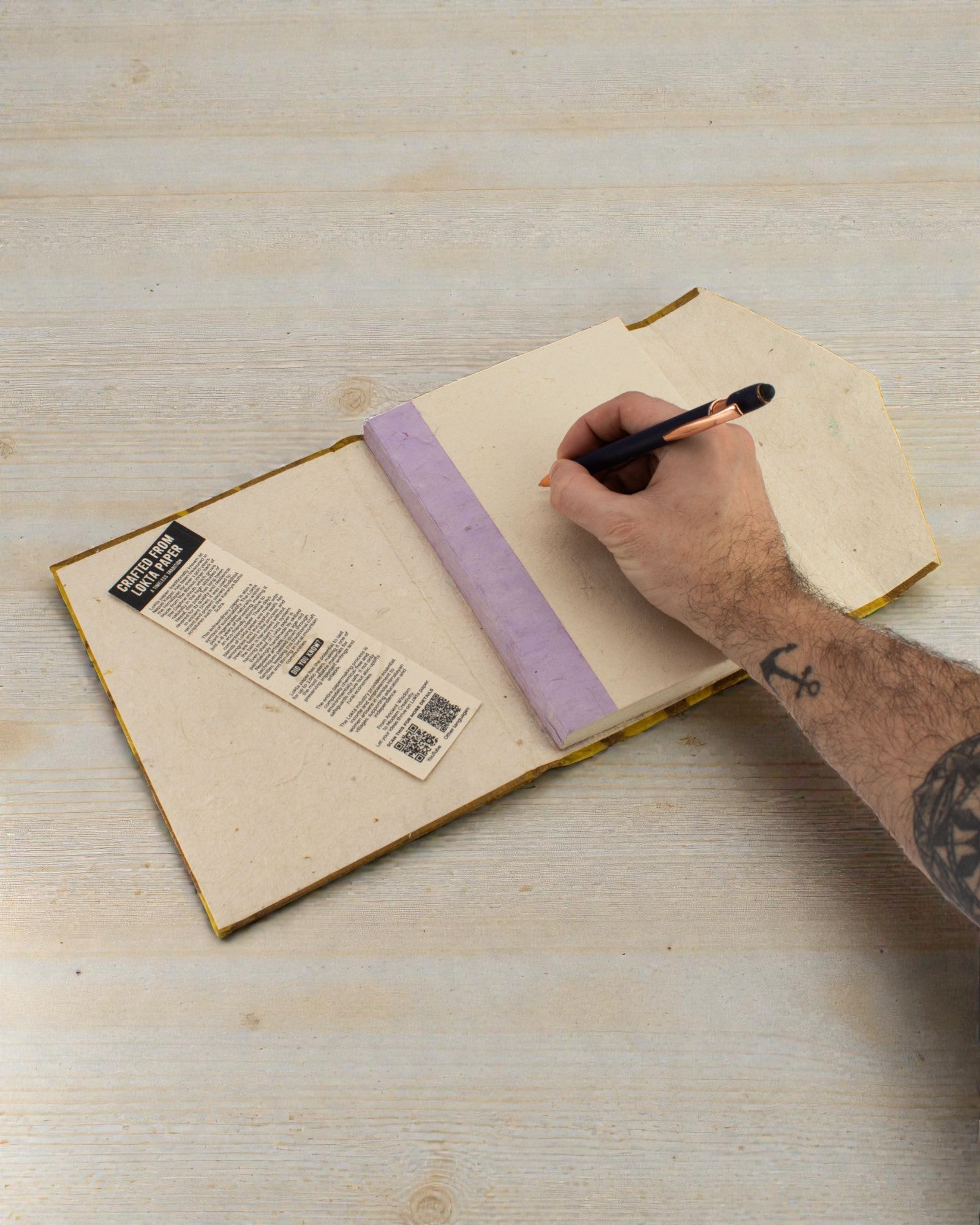 Stor Lokta-anteckningsbok Djärva blommor – olivgrön (45 blad, 21 x 15 cm)