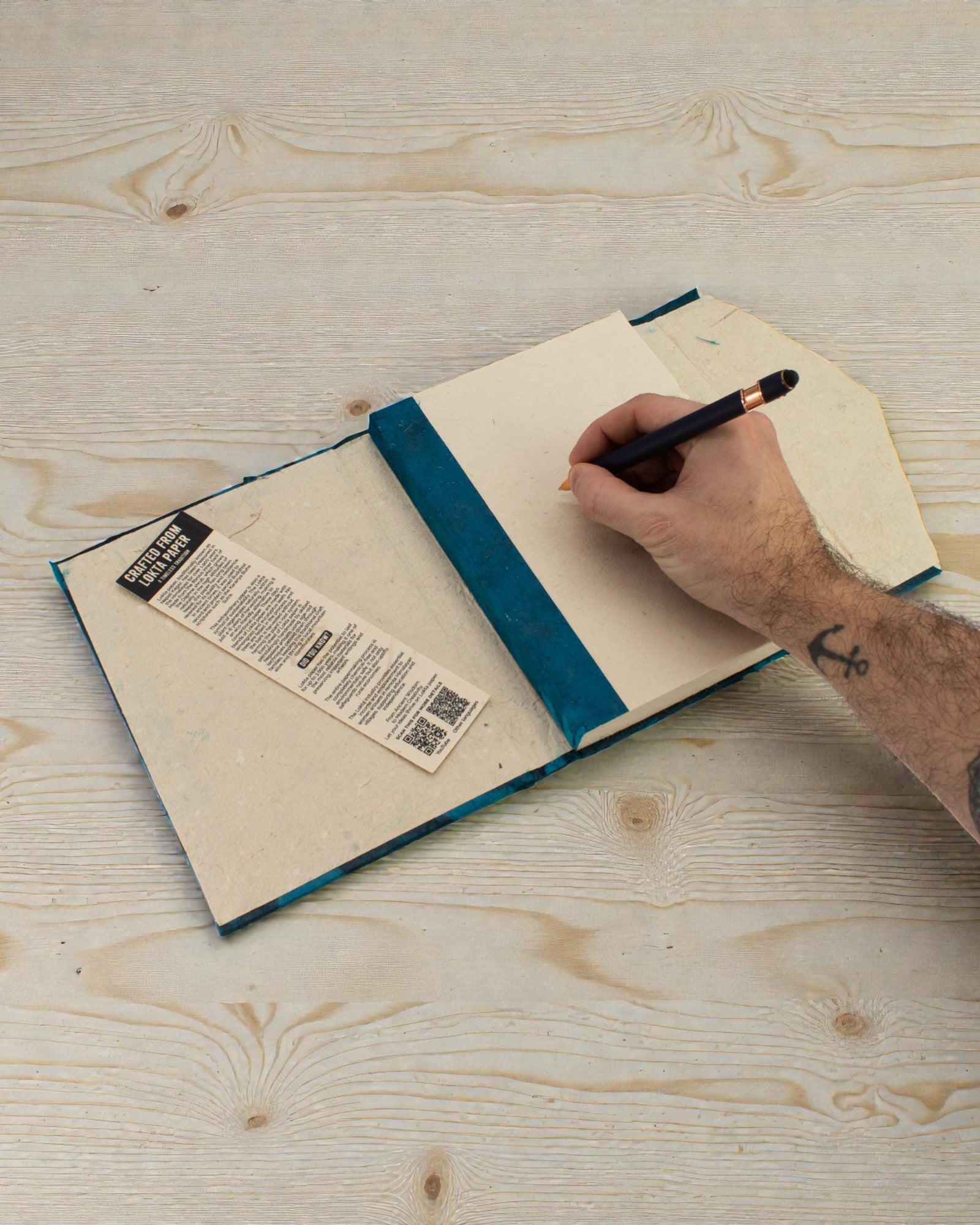 Stor Lokta-anteckningsbok Djärva blommor – Marinblå (45 blad, 21 x 15 cm)