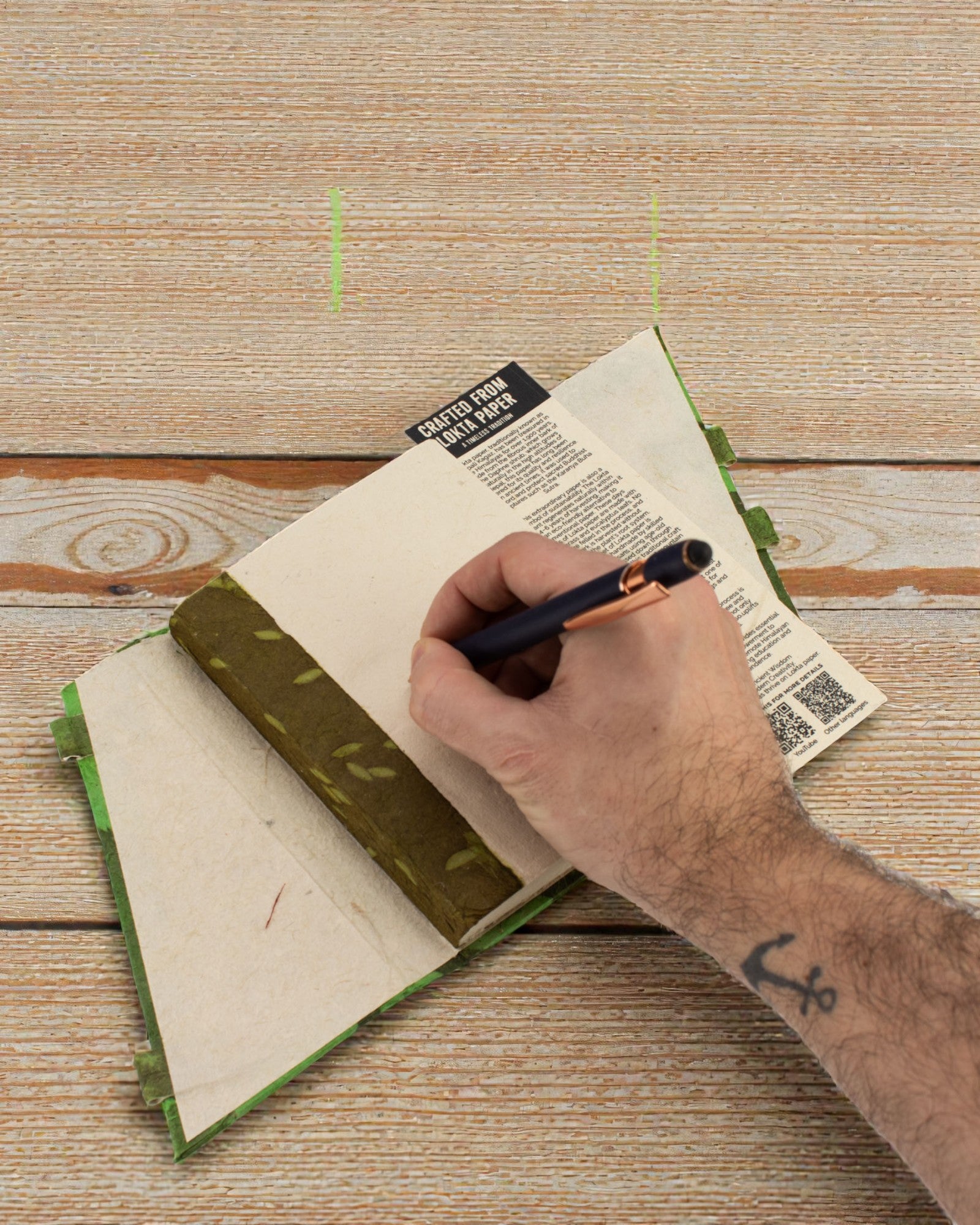 Lokta Forest Whisper med bambulås – anteckningsbok 15 × 12 cm, 45 blad, Skogsgrön