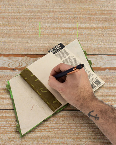 Lokta Forest Whisper med bambulås – anteckningsbok 15 × 12 cm, 45 blad, Skogsgrön