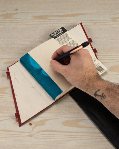 Mellanstor Lokta-anteckningsbok med djärva blommor – rubinröd (45 blad, 15 x 12 cm)