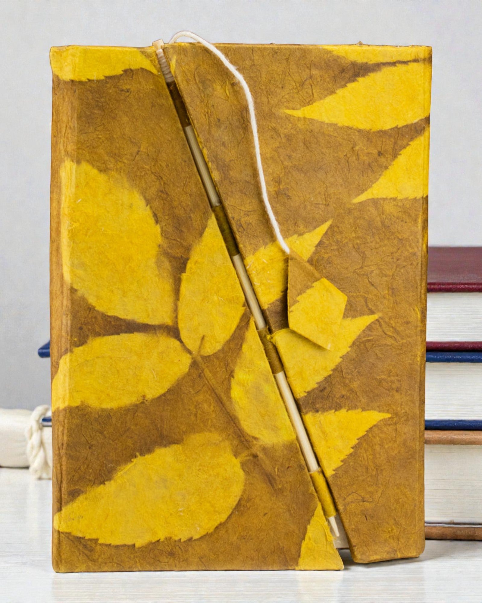 Lokta anteckningsbok med kraftigt blommönster och bambuspänne – mellanstor (15x12cm) – 45 blad – senapsbrun