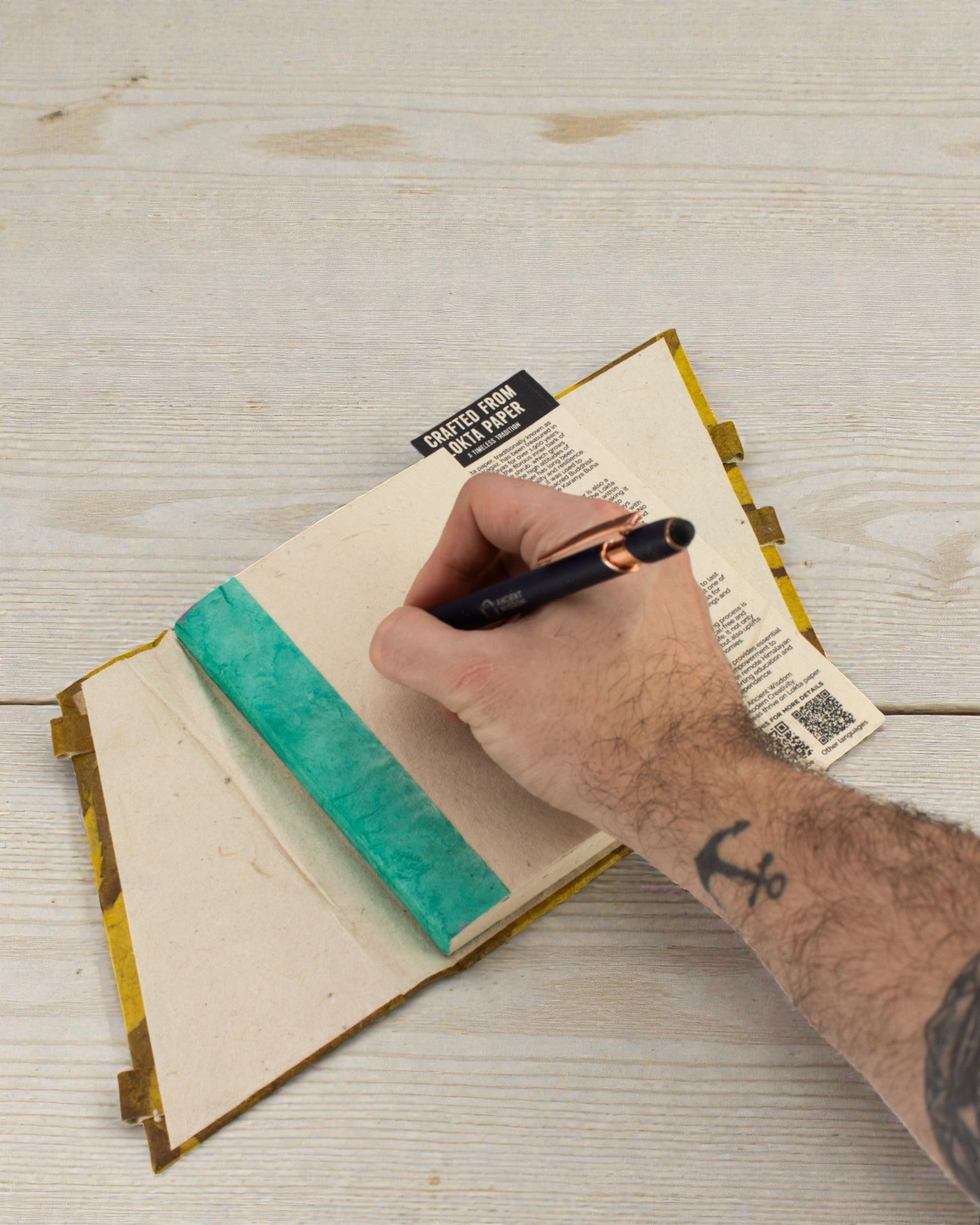 Lokta anteckningsbok med kraftigt blommönster och bambuspänne – mellanstor (15x12cm) – 45 blad – senapsbrun