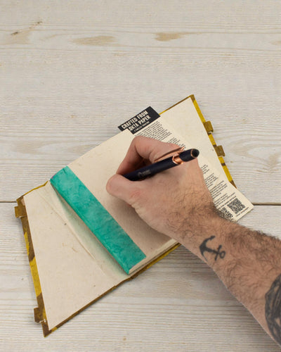 Lokta anteckningsbok med kraftigt blommönster och bambuspänne – mellanstor (15x12cm) – 45 blad – senapsbrun