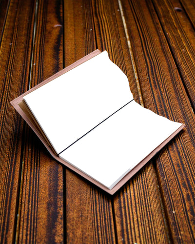 Om en berättelse finns i dig – handgjord anteckningsbok i läder 22 × 12 × 1,5 cm, 80 sidor