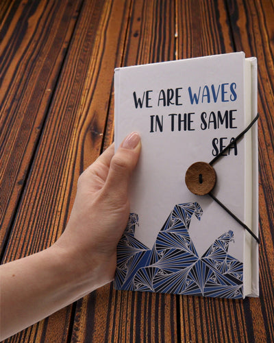 Leaves Together – liten anteckningsbok med rem och kokosknapp 18 × 12,5 cm, 200 sidor