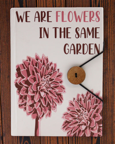 Flowers Together – liten anteckningsbok med rem och knapp av kokos 18 × 12,5 cm, 200 sidor