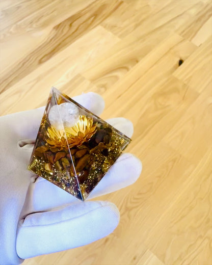 Pyramid av Kristallens Välstånd Lycklig Kristallkula, Tigeröga Sten, Koppar Lotus