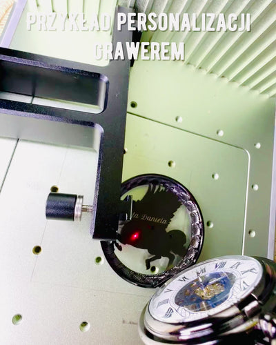 Fickur "Equus Tempus" - Svart med Hästmotiv, möjlighet till gravyrpersonalisering - vit urtavla