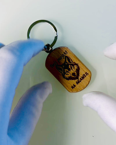 Elegant Tränyckelring med Möjlighet till Personlig Gravyr – Perfekt som Present