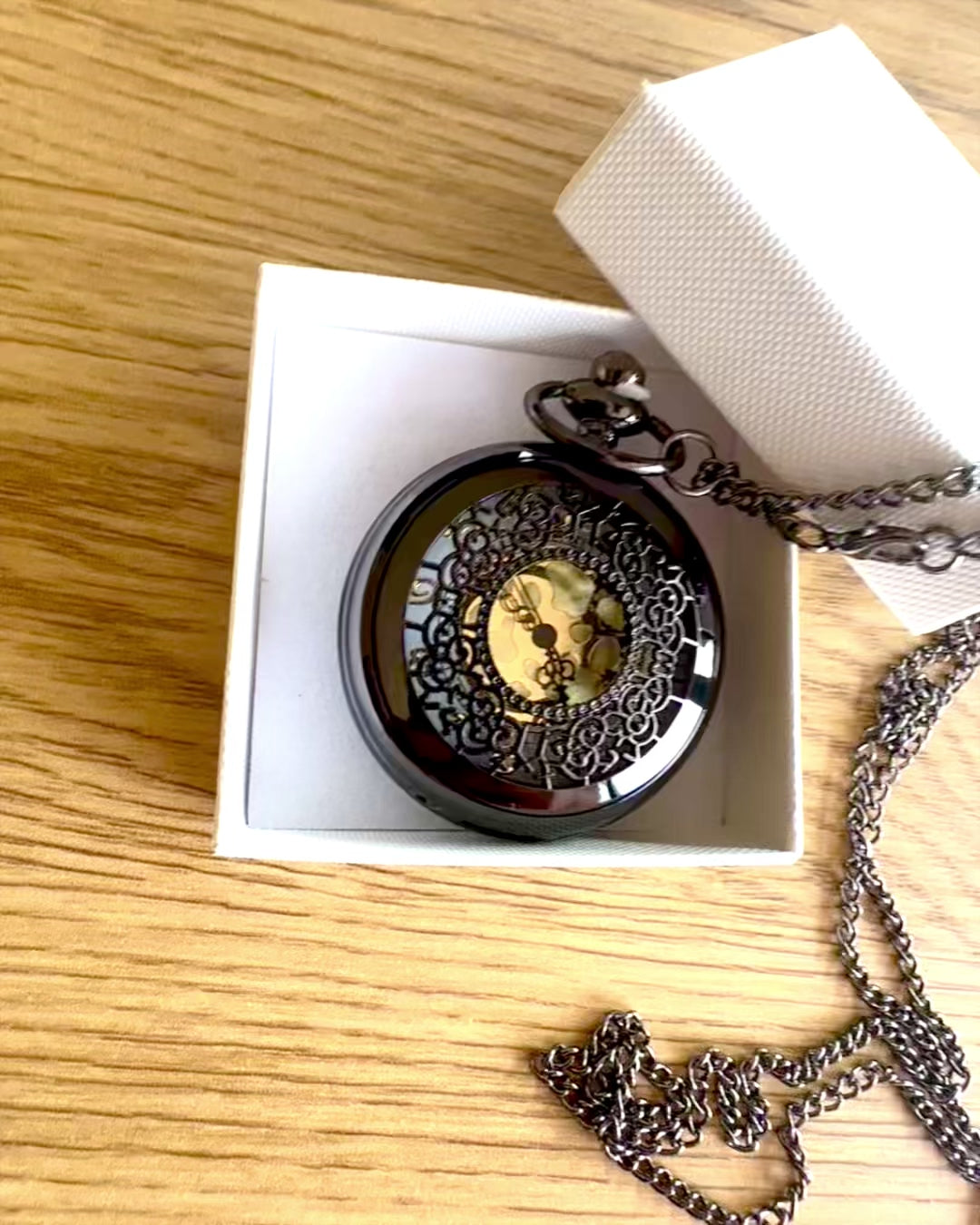 Svart Fickur "Midnight Elegance", personalisering som present med gravyr