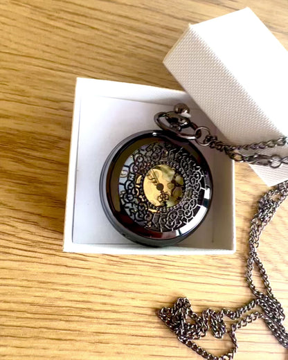 Svart Fickur "Midnight Elegance", personalisering som present med gravyr