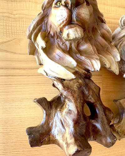 Lwia Odwaga Figurka z Resin, 28 cm höjd, med graveringsalternativ som present