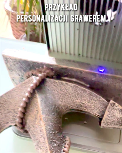 Rustik Skulptur av Ankare i Resin - "Havslegend", anpassning av ankare med gravyr