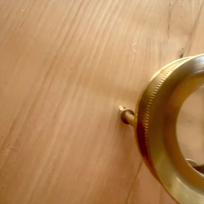 Förstoringsglas på stativ MAG-0015 med mässingshölje, guldfärg, möjlighet till personlig gravyr, perfekt present till juvelerare och filatelister, höjd 7 cm, förstoring x3