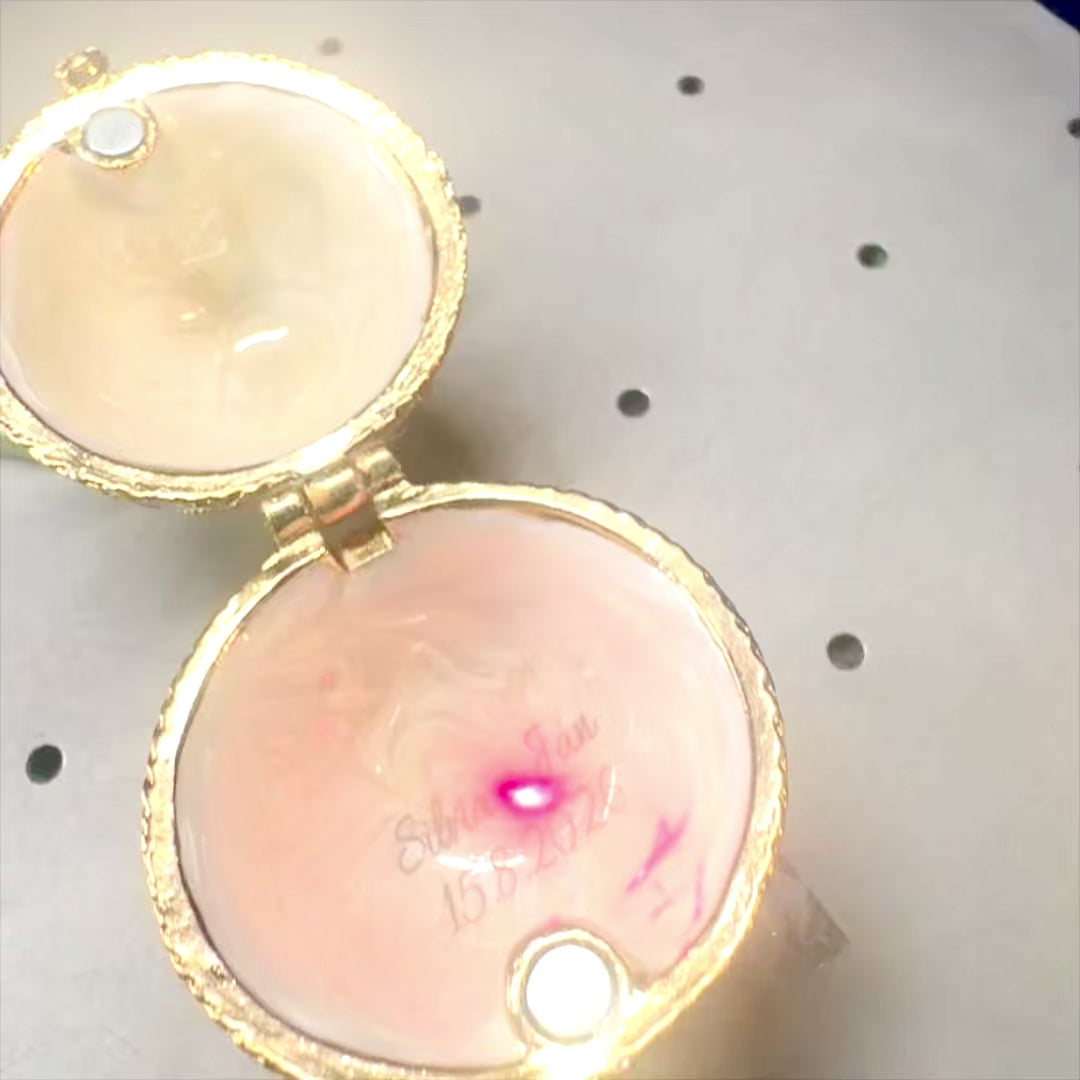 Exklusiv Fabergé Ägg Smyckeskrin i Metall med Kristaller i Vitt och Guld med Möjlighet till Personlig Gravyr  