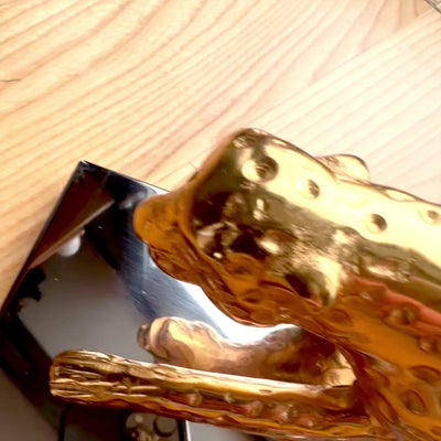 Elegant dekorativ leopardfigur i guld, 42 cm, med personlig gravyr