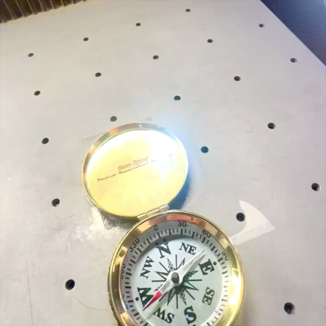 Retro mässingskompass med stängbart lock, möjlighet till personlig gravyr, perfekt present till seglare, höjd 5 cm, maritim stil