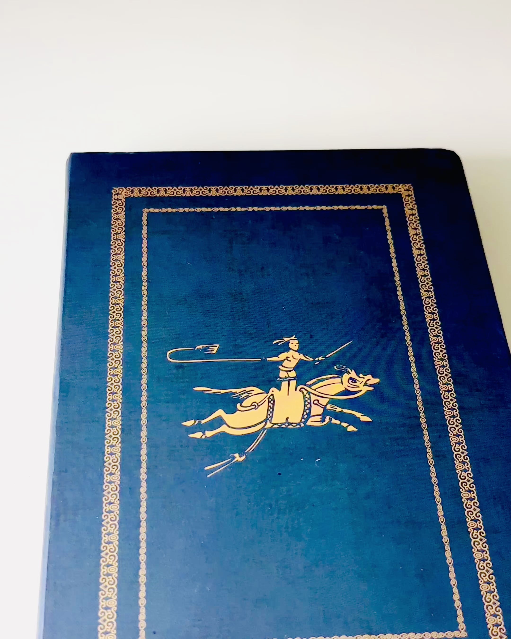 Klassisk Anteckningsbok i Hårt Omslag med Stickmotiv - Marinblå. Möjlighet till gravyr