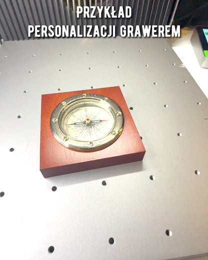 Kompass "Navigator2" - Klassisk elegans i mässing och trä, personalisering med gravyr som present