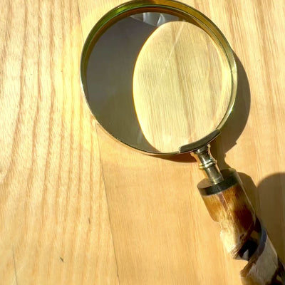 Förstoringsglas i mässingsram med hornhandtag NC2356 - elegant present med möjlighet till personlig gravyr, 3,5x förstoring, längd 18,5 cm, diameter 7,5 cm