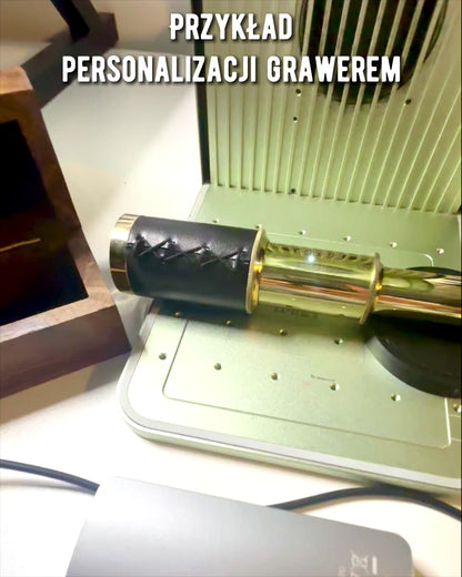 Resenärens Paradis Kikare – Hantverk - personalisering med gravyr