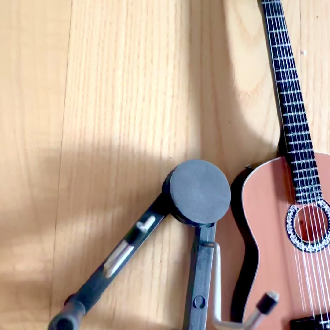 Mini klassisk gitarr med gravyr – trädekoration i mahogny 25 cm
