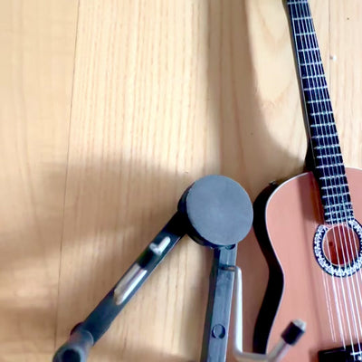 Mini klassisk gitarr med gravyr – trädekoration i mahogny 25 cm