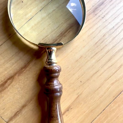 Mässingsförstoringsglas i retrostil med trähandtag - förstoringsglas 18 cm med möjlighet till personlig gravyr