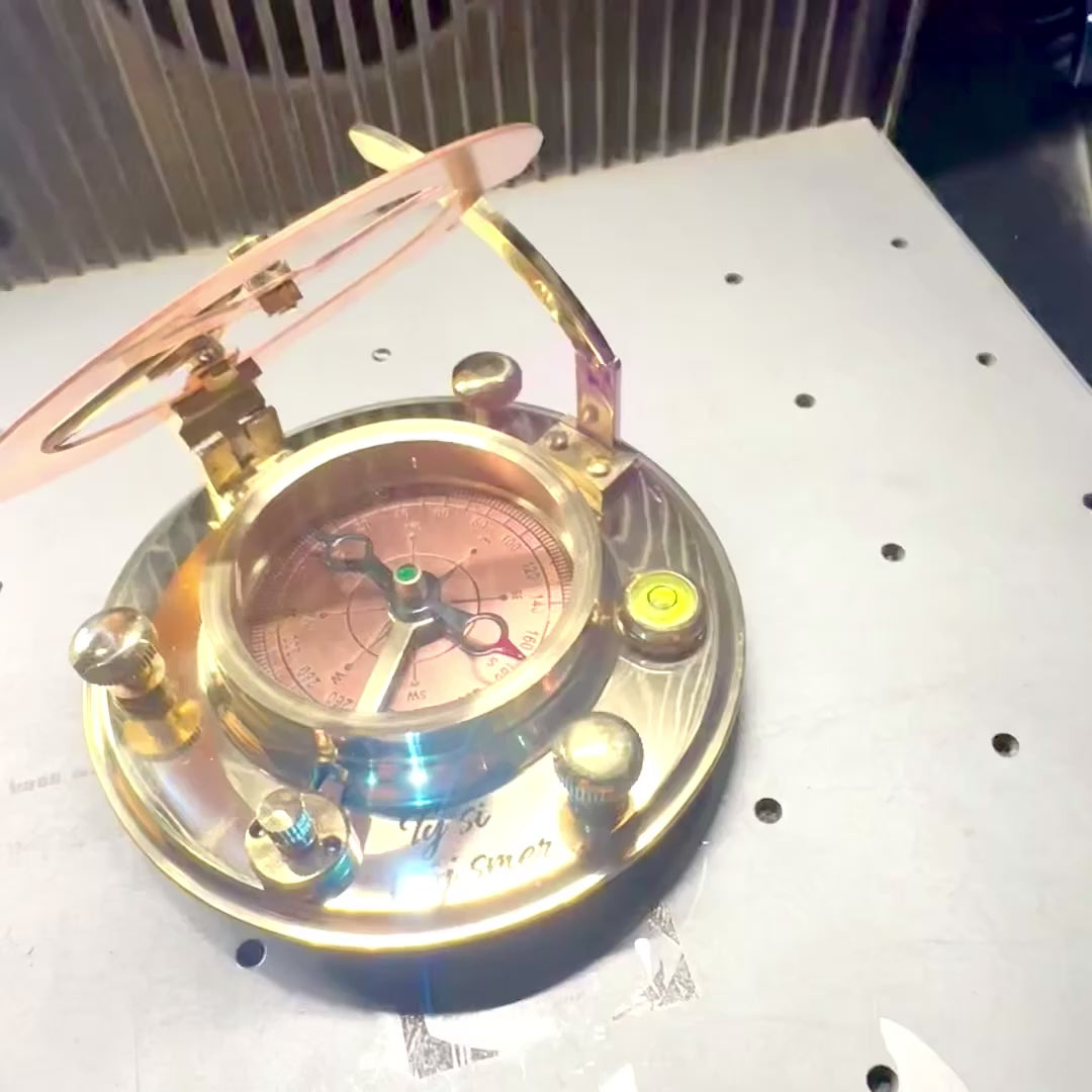 Mässingskompass med solur i elegant träask - perfekt present med möjlighet till personlig gravyr - retrostil, klassiskt utförande, hög kvalitet