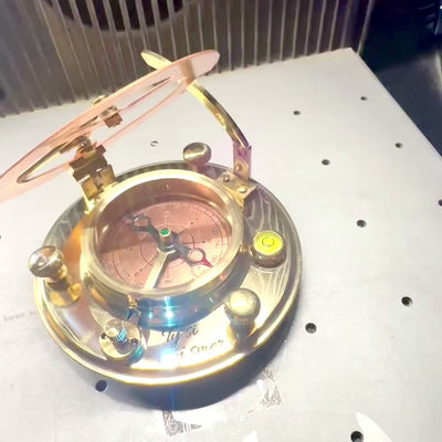 Mässingskompass med solur i elegant träask - perfekt present med möjlighet till personlig gravyr - retrostil, klassiskt utförande, hög kvalitet