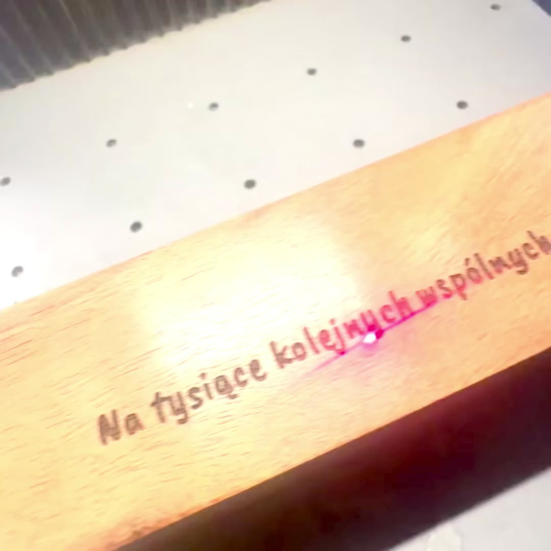 Eleganta träspel tärningar med mässingsprickar i personlig ask
