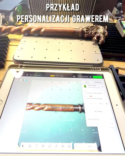 "Wilczy Strażnik" - Handgjord Träkäpp, Trä, möjlighet till personlig gravyr