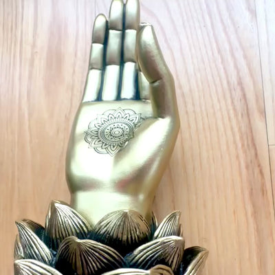 Guldig figur Handen av Buddha Mudra OM med gravyr - elegant dekoration som present - lotusblomma, 21 cm, polyresin, glamourstil