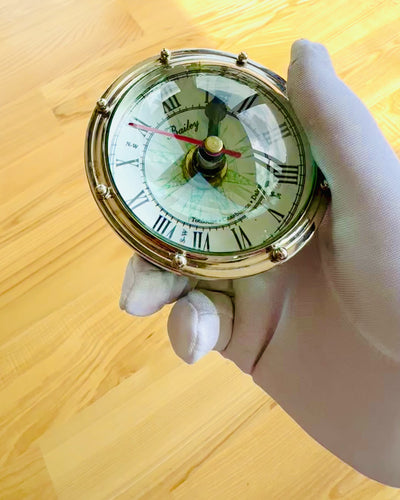 Bailey Compass Clock - Elegant Klocka med Kompassmotiv med Möjlighet till Gravyr