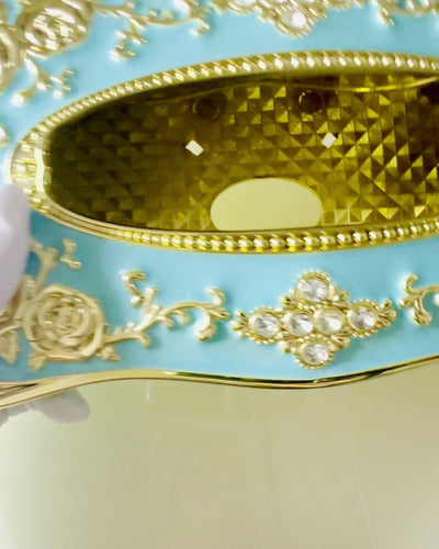 Lyxig Näsdukslåda med Präglat Rosmönster och Eleganta Handtag