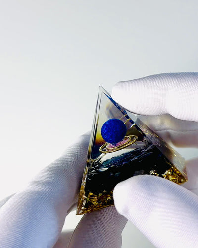 Orgonitpyramid med Kristaller för Meditation – Utstrålar Positiv Energi och Rikedom