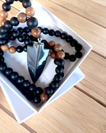 Strzała Mocy – Halsband med Svart Obsidian och Träpärlor, personlig gravyr som present