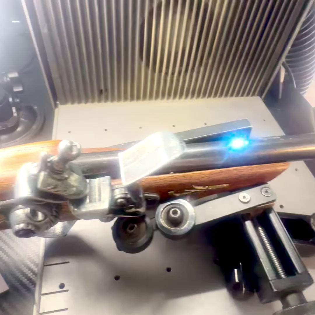 Replika av italiensk pistol från 1600-talet på stativ med möjlighet till personlig gravyr - Elegant dekorationsobjekt som present, tillverkad av trä och polerad metall, längd 30 cm