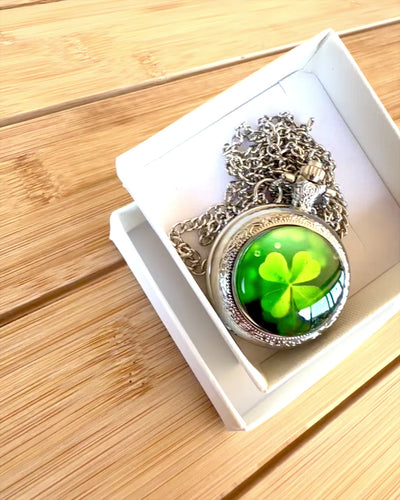 Fickur "CloverTime" med fyrklövermotiv, möjlighet till personlig gravyr för present