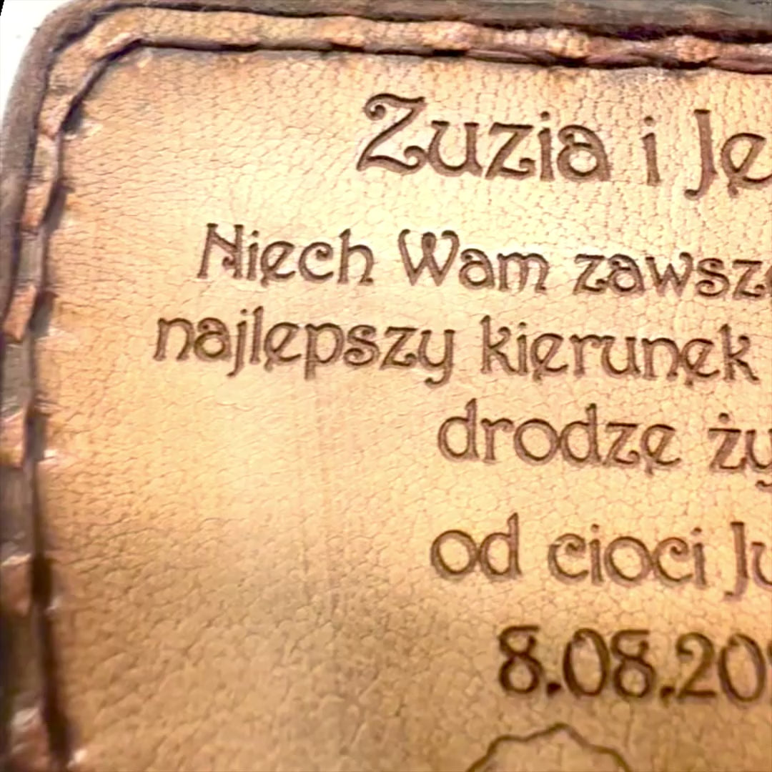 Vandrarkompass med Personlig Gravyr i Läderfodral - Mässingsretropryl som Present, 9,25 cm med Inspirerande Text