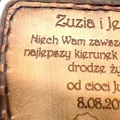 Vandrarkompass med Personlig Gravyr i Läderfodral - Mässingsretropryl som Present, 9,25 cm med Inspirerande Text