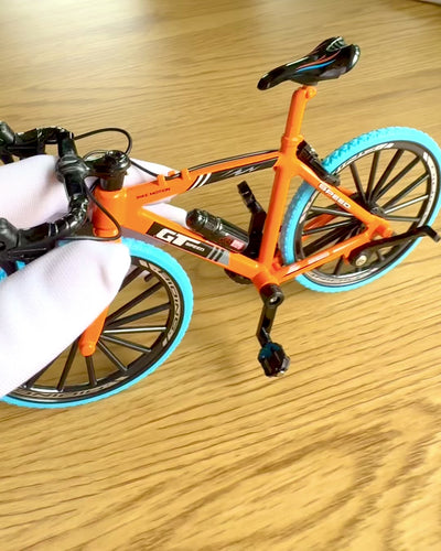 Miniatyrmodell i metall av samlarcykel "Speed Rider 1.2" – personalisering med gravyr som present, 2 färgvarianter