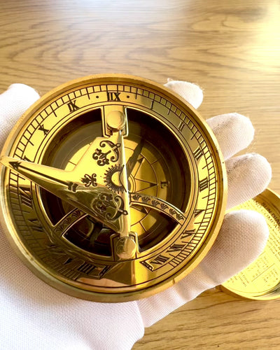 Solkompass Voyager 7cm – mässings solur med kompass, personalisering med gravyr som present