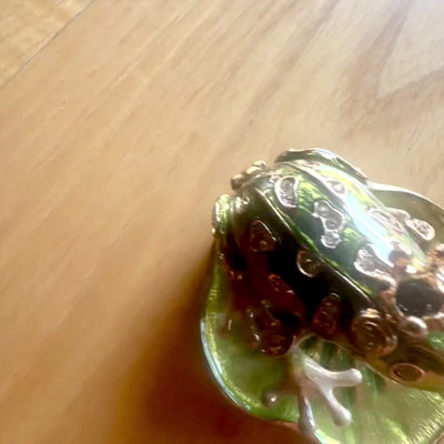 Exklusivt metallgåvaskrin i form av en groda med kristaller, mörkgrönt och guld, möjlighet till personlig gravyr, perfekt som present, mått 6,5x6,7x4,5 cm