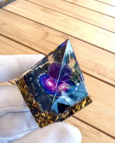 Orgonitisk Energi-pyramid av Kosmisk Energi - Amulett med Ametist och Spån