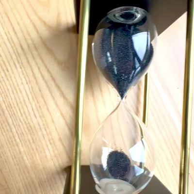 Mässings- och trä-timglas 5 minuter med svart sand och möjlighet till personlig gravyr – elegant retrodekoration som present, höjd 16 cm