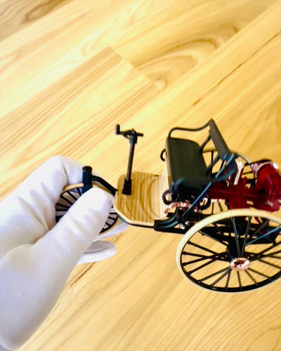 Retro Trehjulig Benz Patent-Motorwagen - Samlarmodell, personalisering med gravyr som present